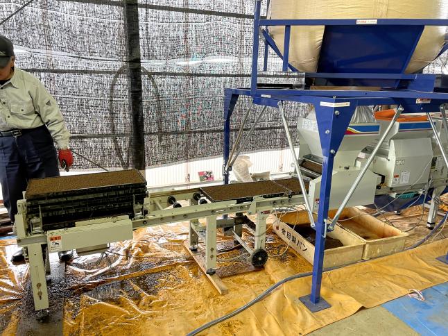 機械から、水⇒種籾⇒土の順で自動的にまかれていきます
