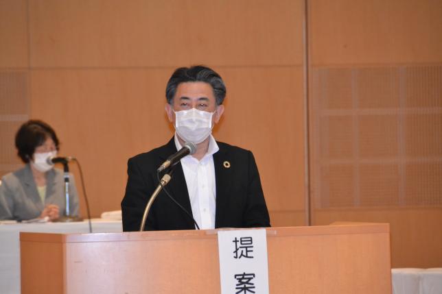 議案提案を行う渡邊専務理事