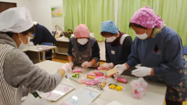 みんな真剣に飾り切りに挑戦中
