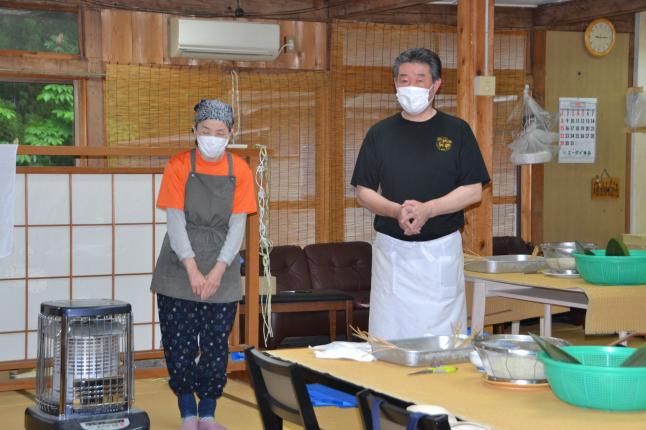 ユミ先生（左）を紹介する斎館の伊藤料理長