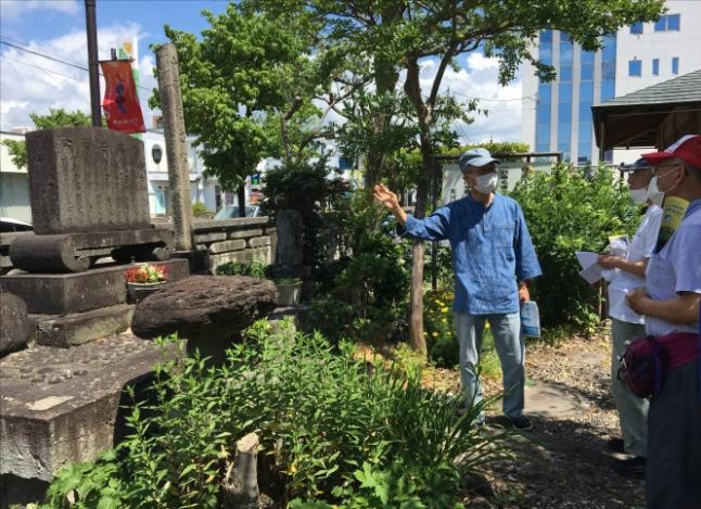 寒河江城址　説明する講師の伊藤さん