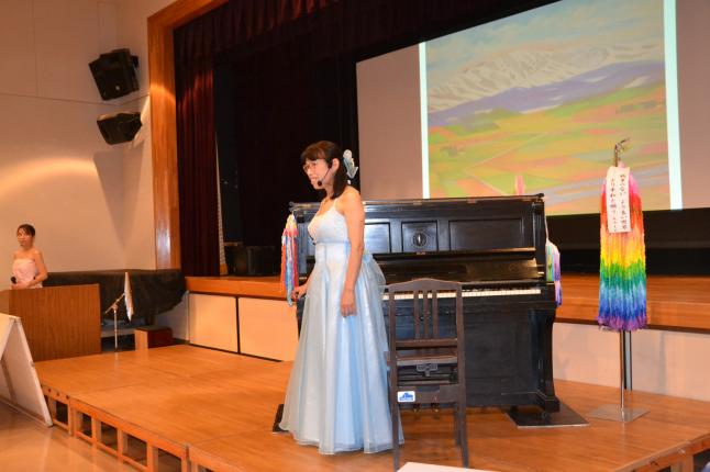 演奏を終えて挨拶する滝沢佳奈子さん