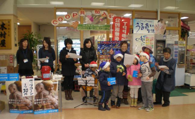 　クリスマスソングを熱唱！（鶴岡こぴあ）