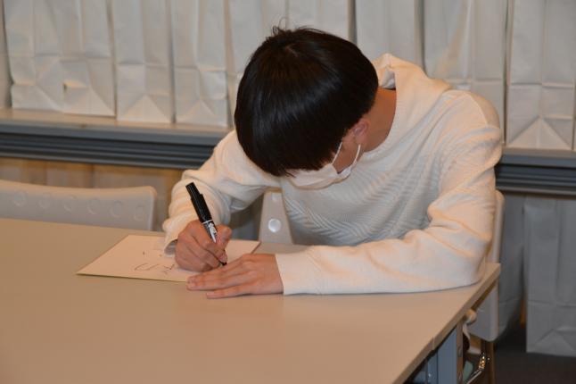 取材終了後、現在将棋教室へ通う子どもたちへの希望になる様にと、サインをお願いしました😊