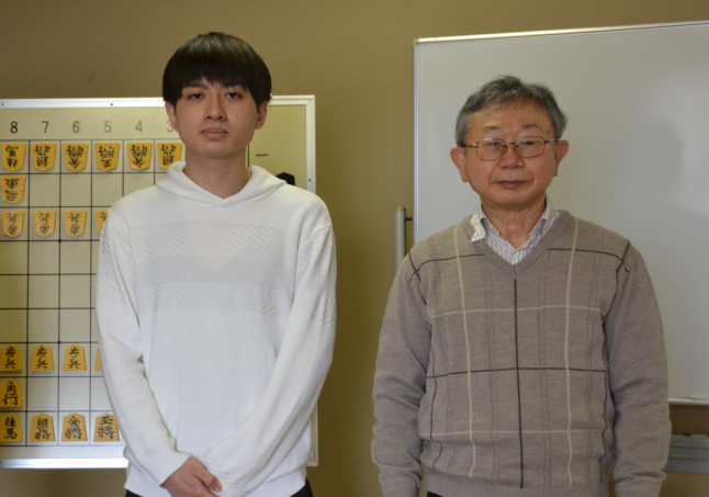 取材当日撮影した、岡部さんと「将棋教室」の上野先生💗