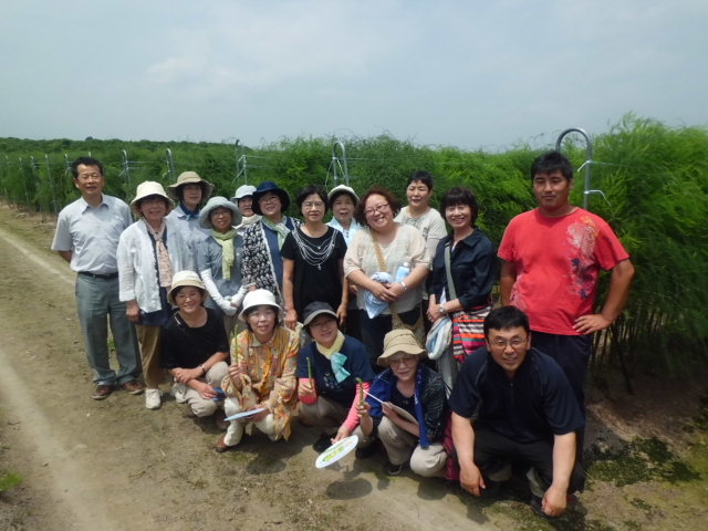 生産者　前列一番右が孝志さん、その後ろが和喜さん