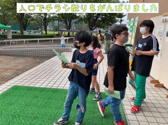 生協の環境の取り組みと共立社版フードドライブについて知らせるチラシ配りも頑張りました