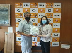 寒河江生協神津議長が河北町　森谷町長へ贈呈