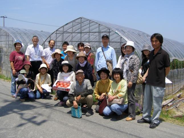 石山さんのハウスの前で