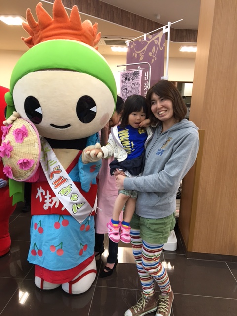 昨年の様子③花笠べにちゃん握手会