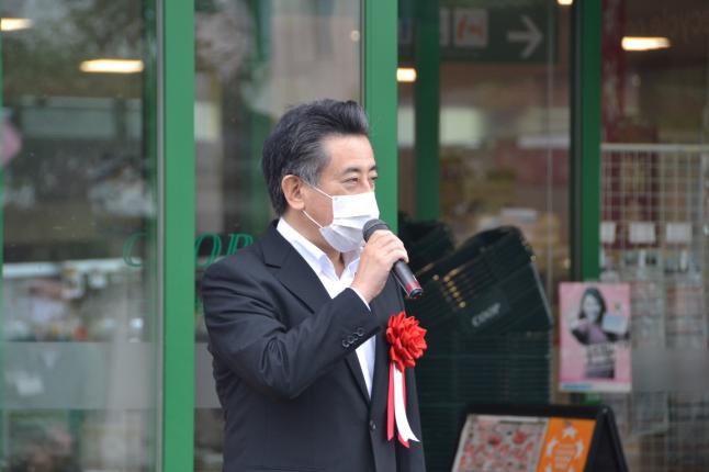 挨拶する　渡邊専務