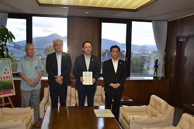 日本海山形県沖地震支援募金 鶴岡市に贈呈 お知らせ 組合員活動 Coop 生活協同組合 共立社