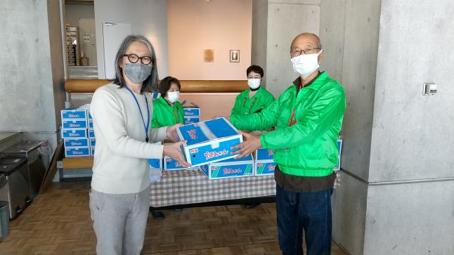 山形生協伊藤薫議長が芸工大　中山ダイスケ学長に贈呈