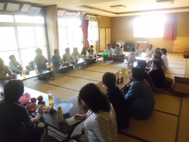 リンゴを食べながらの和気あいあいの交流会