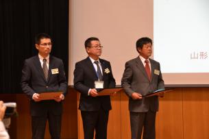 永年産直団体表彰　左よりJA鶴岡さん、山形県漁協さん、大谷果樹組合さん