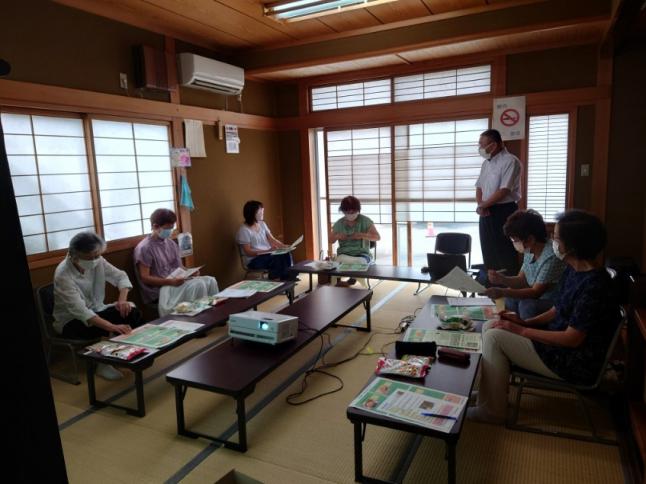 益山さん（立っている方）のお話をお聞きする、やまのべこ～ぷ委員会のみなさん